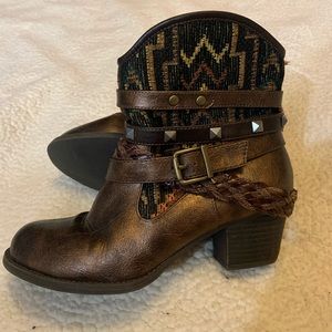 Buckle Pluto ankle boots